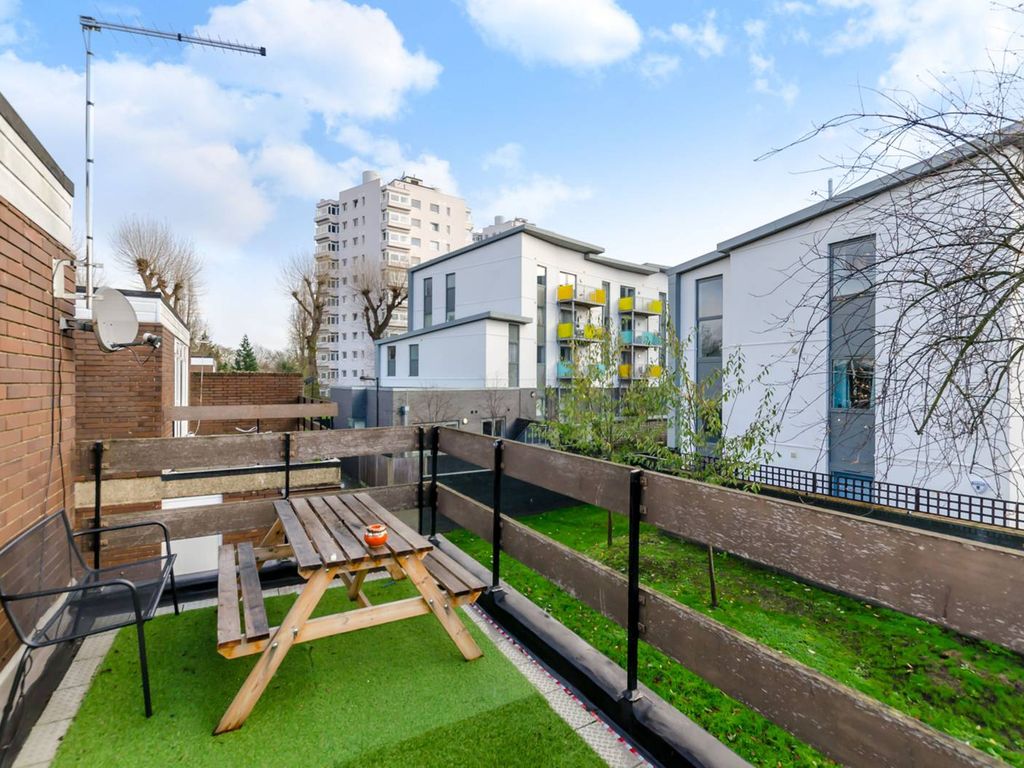 1 bed flat to rent in Clarence Avenue, Clapham Park, London SW4, £2,100