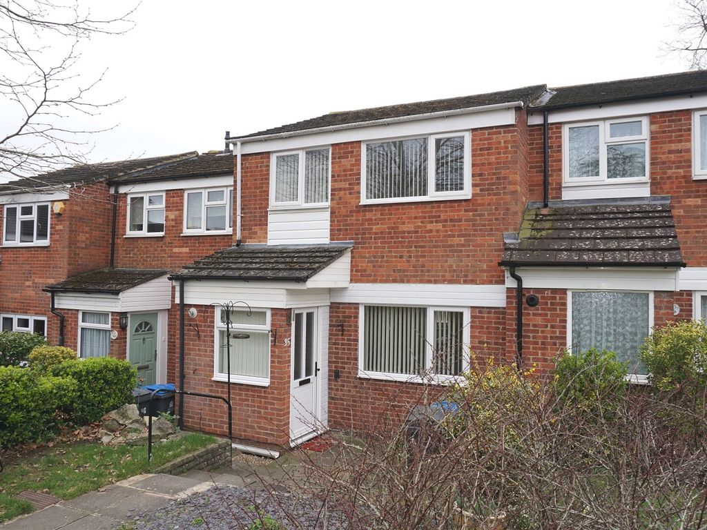 3 bed terraced house for sale in Angus Close, Chessington, Surrey. KT9
