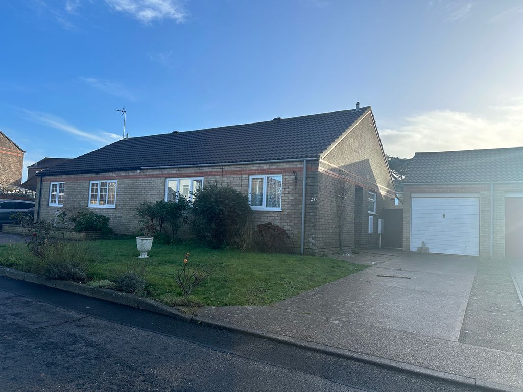 2 bed semidetached bungalow to rent in Wade Close, Eastbourne BN23, £