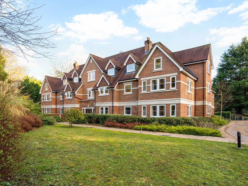 3 bed flat to rent in Lakewood, Fairmile Common, Cobham KT10 Zoopla