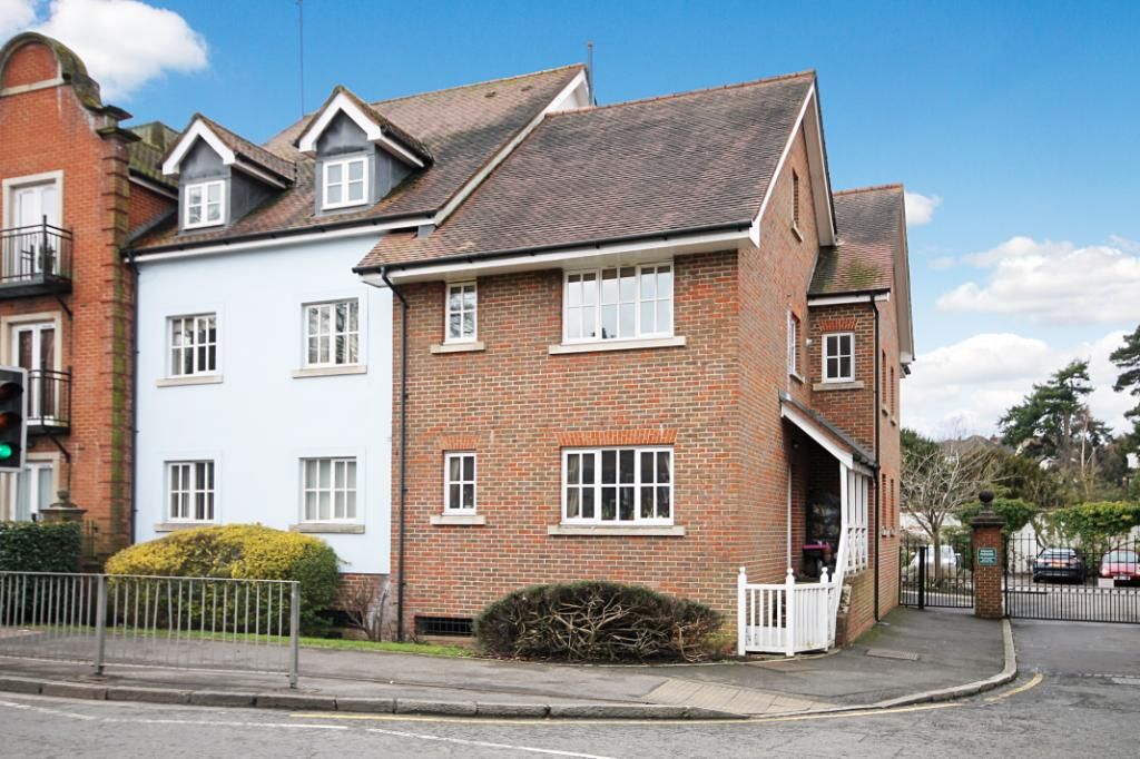 2 bed flat to rent in Townfield Court, 32 Horsham Road, Dorking, Surrey
