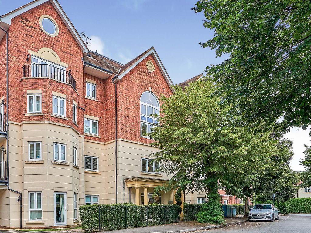 2 bed flat for sale in Rosemount Point, Rosemount Avenue, West Byfleet