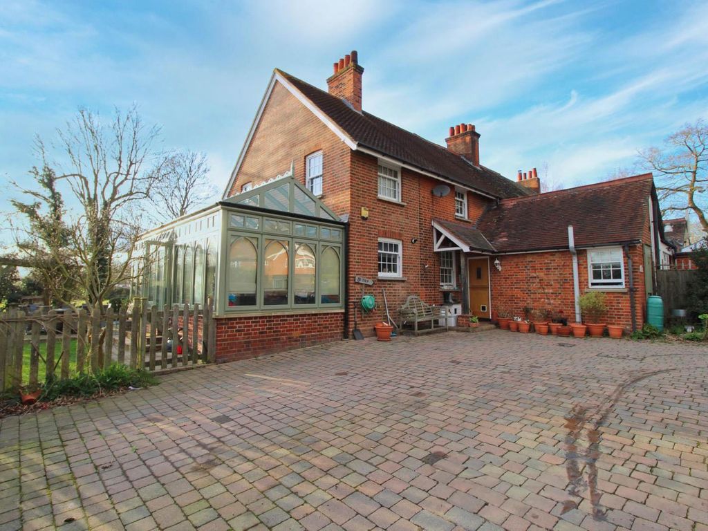 3 bed cottage for sale in Bird Lane, Upminster RM14, £750,000 Zoopla