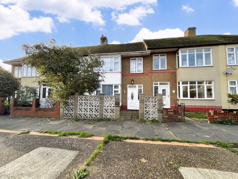 3 bed terraced house to rent in Stanford Gardens, Aveley, South