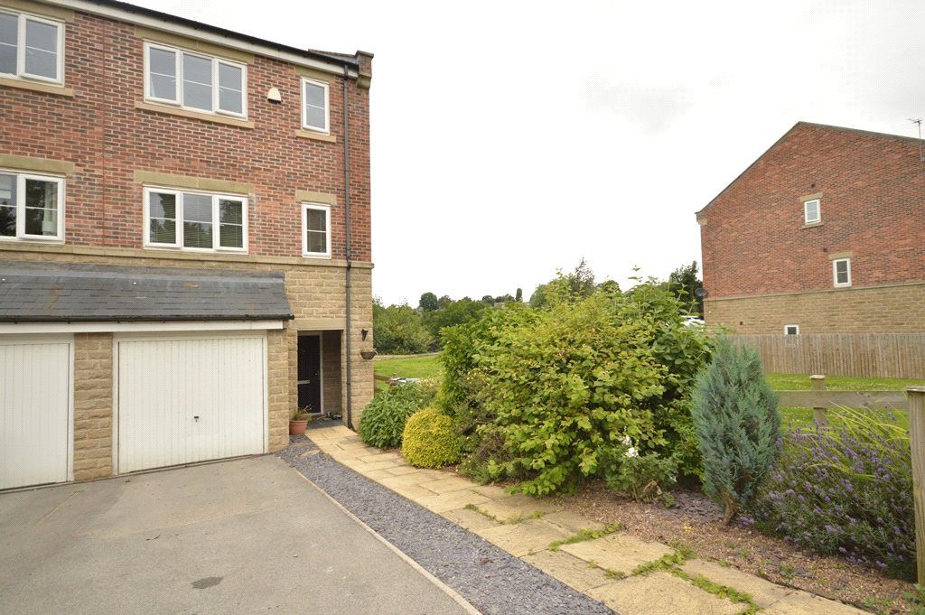 4 bed terraced house for sale in Horsforde View, Newlay, Leeds LS13