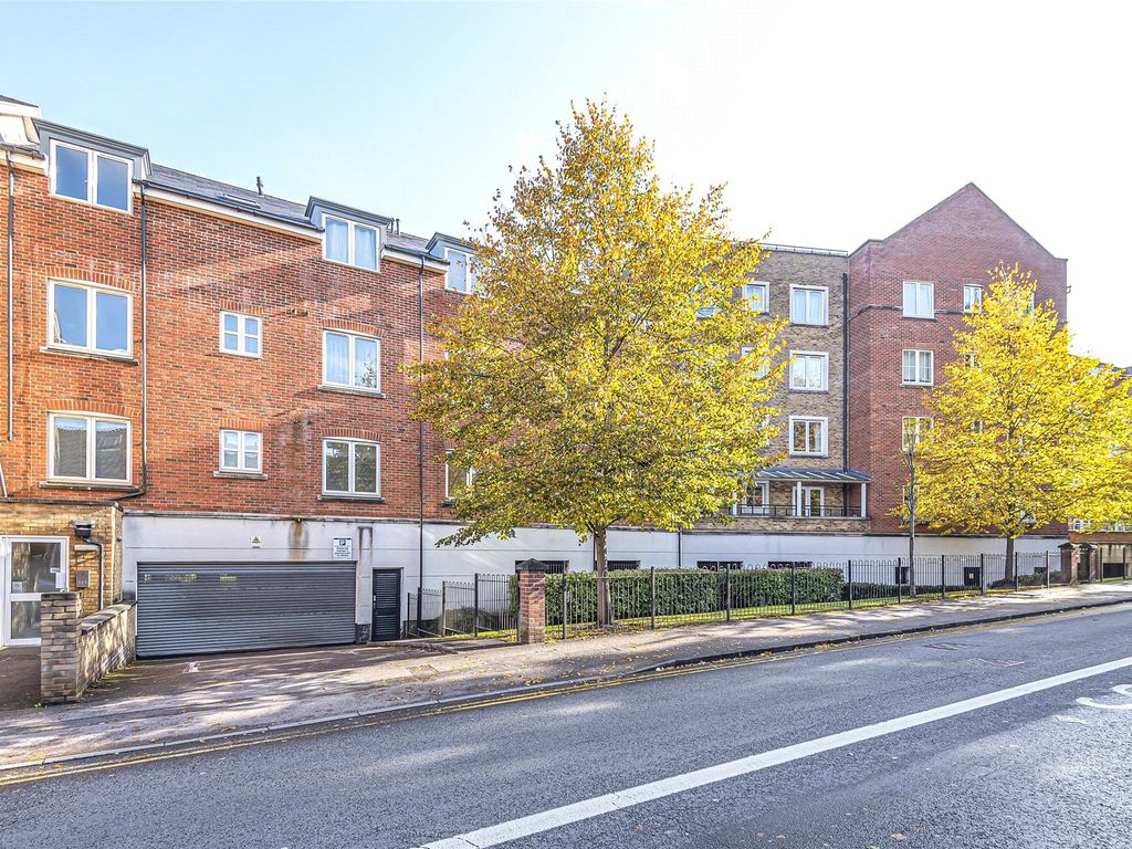 2 bed flat to rent in Aveley House, Iliffe Close, Reading, Berkshire