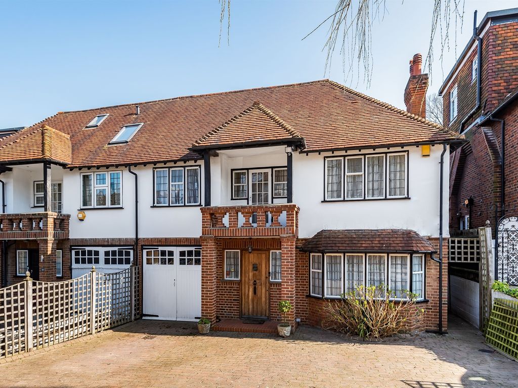 4 bed semidetached house for sale in Lyonsdown Road, New