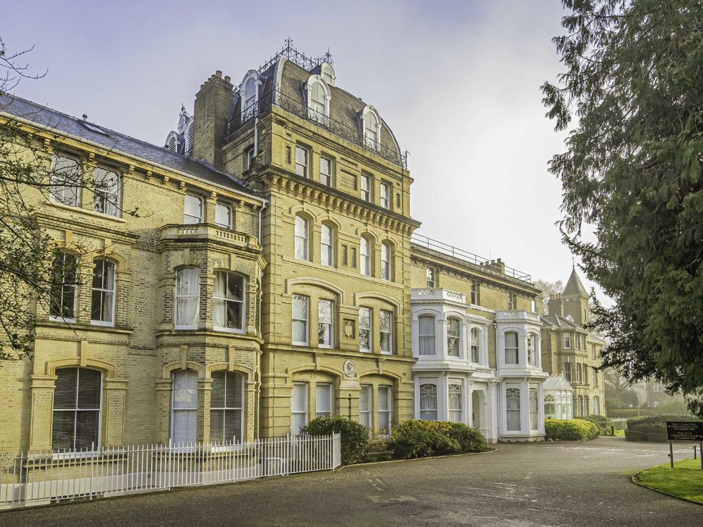 3 bed flat to rent in Langdon Park, Teddington TW11, £4,200 pcm Zoopla