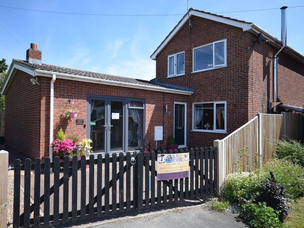 4 bed detached house for sale in Cowslip Close, Mulbarton, Norwich NR14