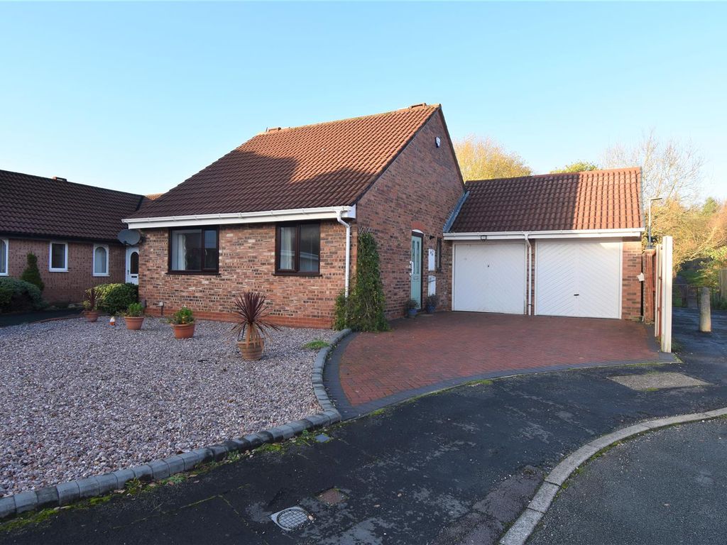 2 bed detached bungalow to rent in Cranleigh Drive, Astley, Manchester