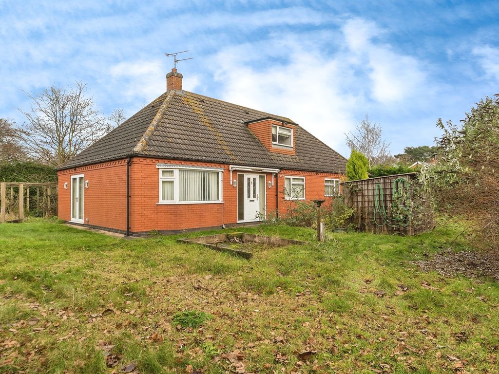 3 bed detached bungalow for sale in Cottage Lane, Collingham, Newark