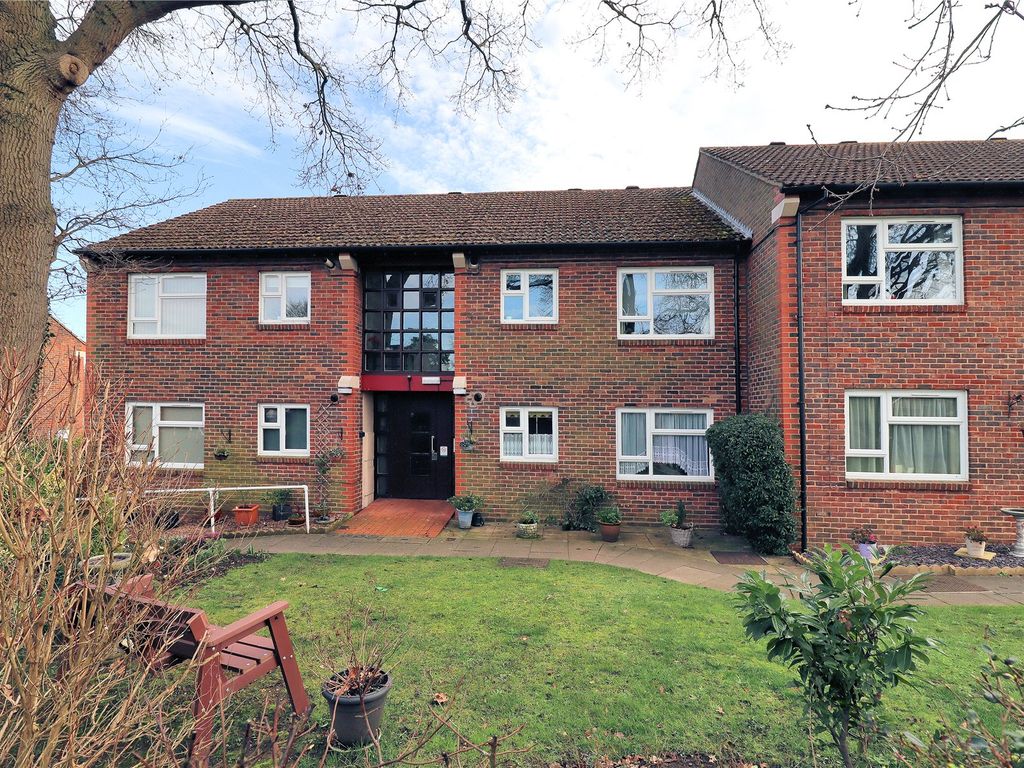 2 bed flat for sale in Halleys Court, Woking GU21, £139,800 Zoopla