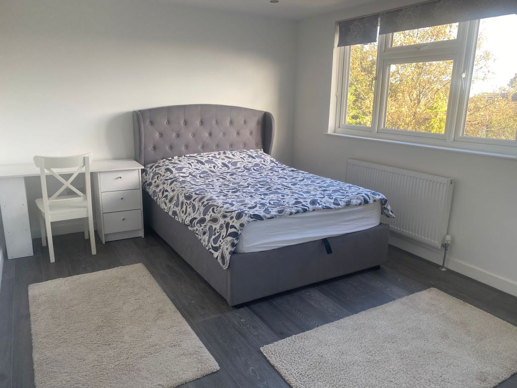 Room to rent in Sackville Gardens, Ilford IG1, £950 pcm Zoopla