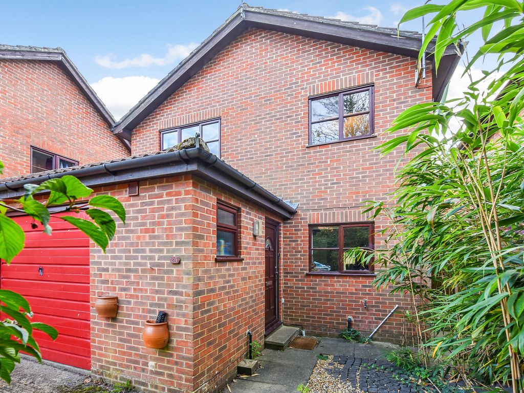 4 bed detached house for sale in Honeysuckle Close, Winchester SO22, £