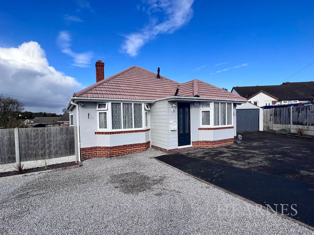 3 bed detached bungalow for sale in Clayford Avenue, Ferndown BH22, £