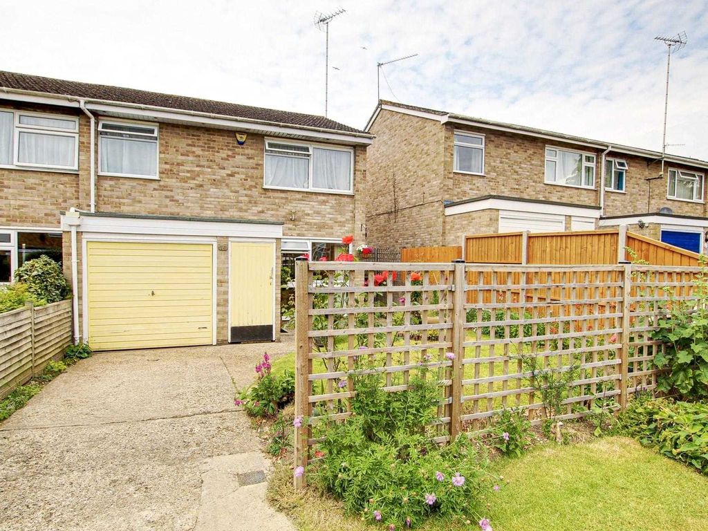 3 bed semidetached house for sale in Framlingham Drive, Caversham Park
