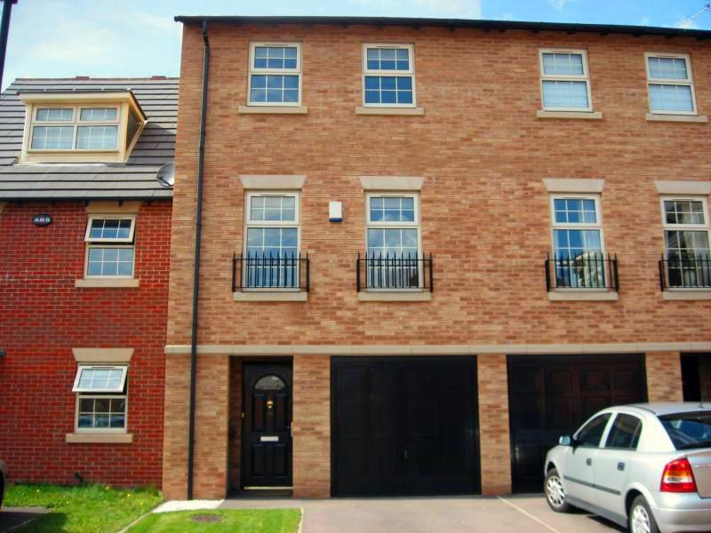 4 bed detached house to rent in Crofters Court, Balby, Doncaster, South Yorkshire DN4, £995 pcm