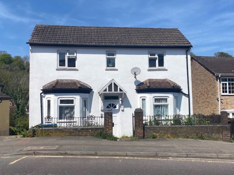 2 bed flat to rent in Croydon Road, Caterham CR3, £1,375 pcm Zoopla