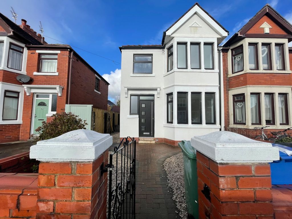 3 bed semidetached house to rent in Lonsdale Avenue, Fleetwood
