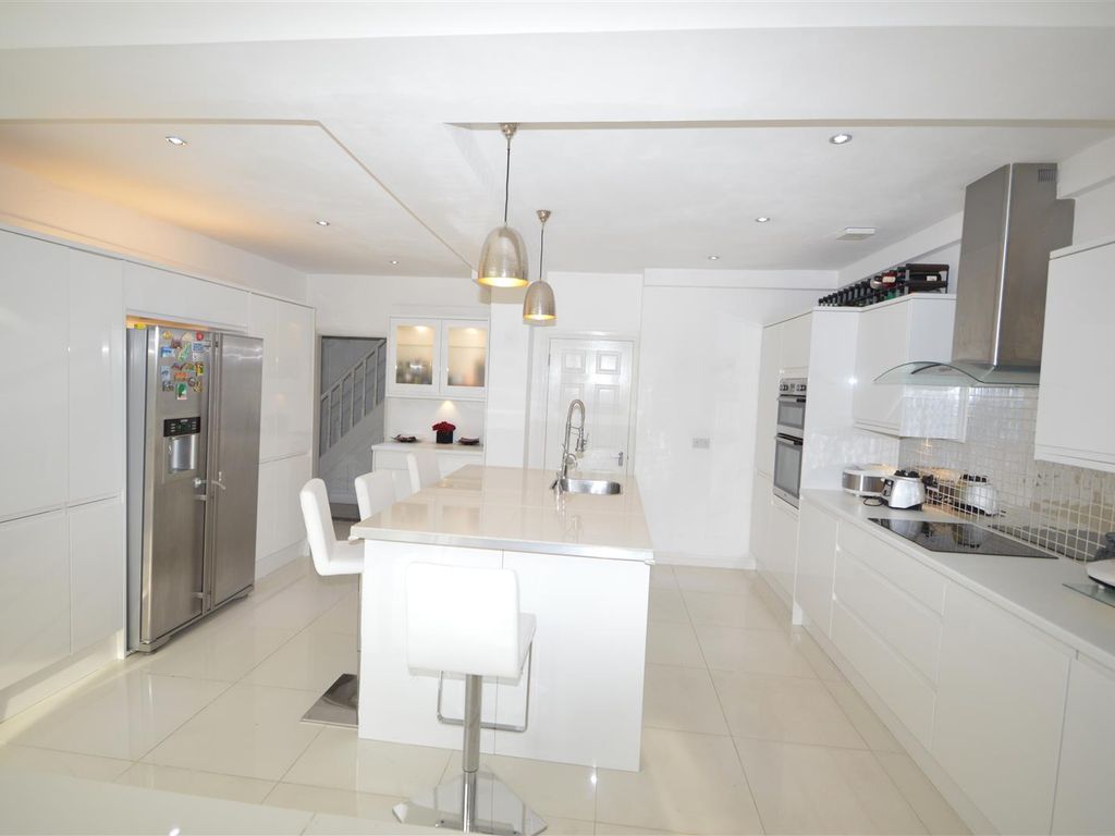 5 bed property to rent in Windsor Road, London E11 Zoopla