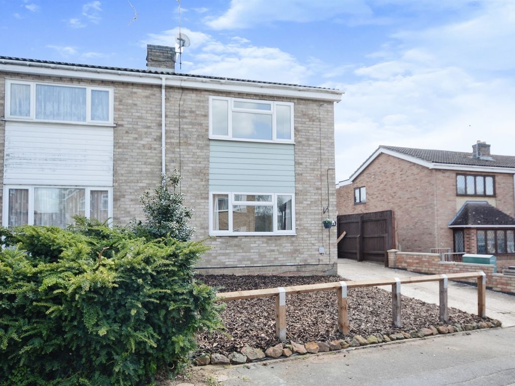 3 bed semidetached house for sale in Meadow Walk, Higham Ferrers