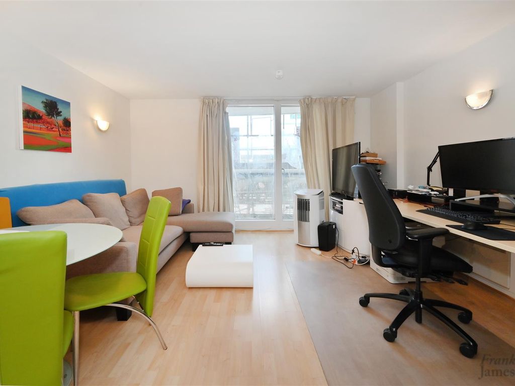 1 bed flat to rent in Aurora Building, 164 Blackwall Way E14, £1,750