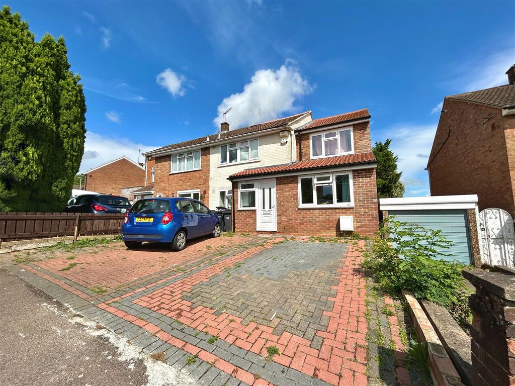 6 bed semidetached house for sale in Dorel Close, Luton LU2, £450,000