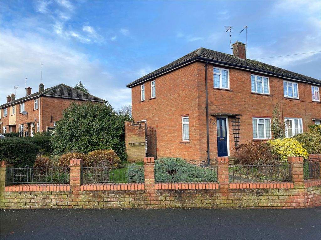 3 bed semidetached house for sale in Hemans Road, Daventry