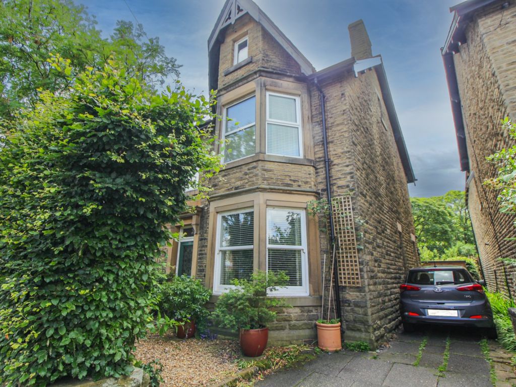 4 bed semidetached house for sale in Sheffield Road, Glossop