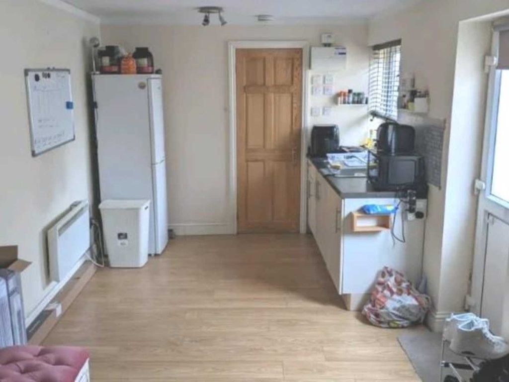 Studio to rent in Belmore Avenue, Hayes UB4 Zoopla