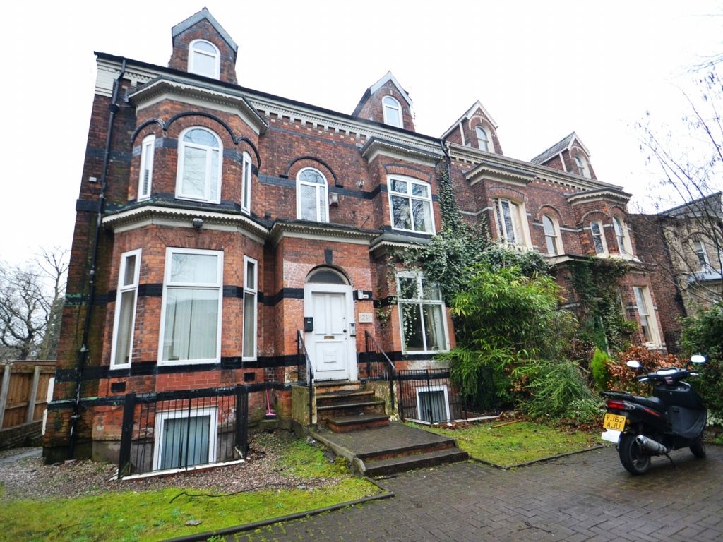 2 bed flat to rent in Wellington Road, Whalley Range, Manchester M16, £
