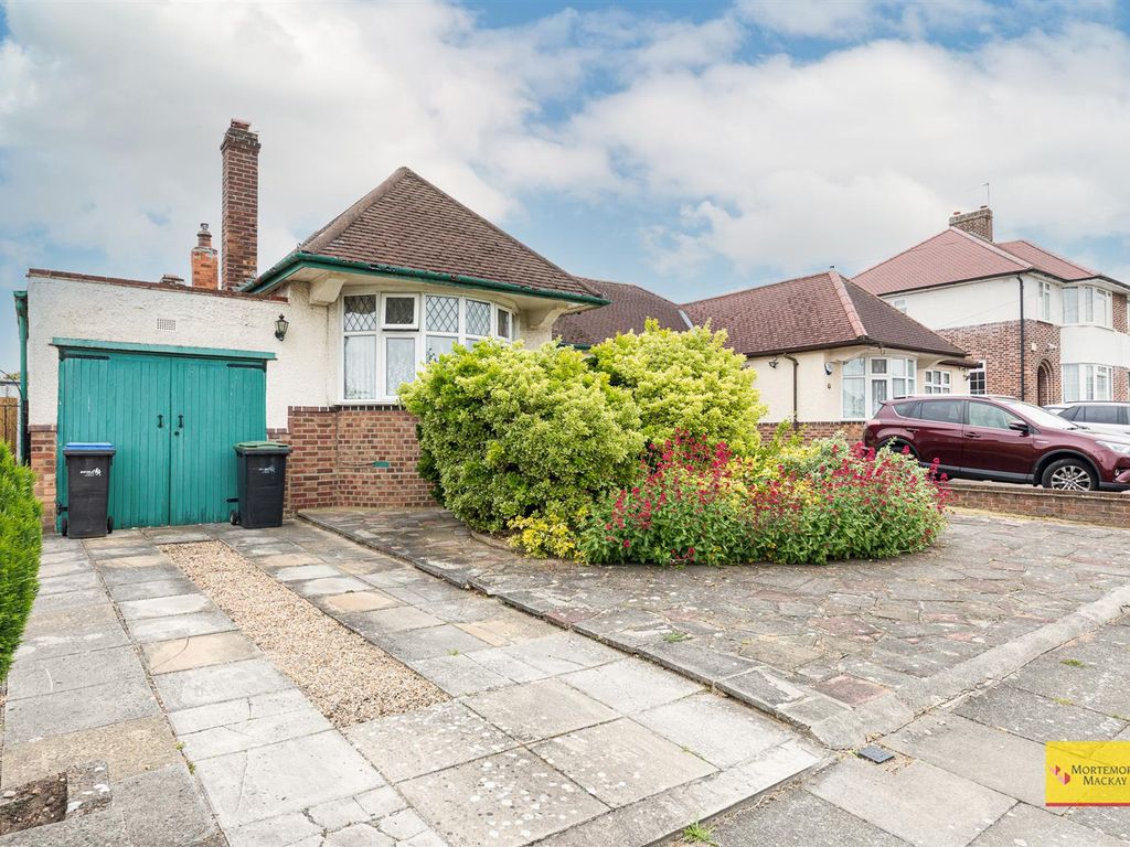 3 bed semidetached bungalow for sale in Cranleigh Gardens, London N21