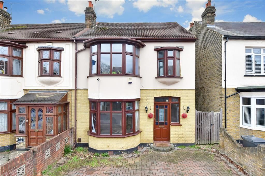 4 bed semidetached house for sale in Vine Street, Romford, Essex RM7
