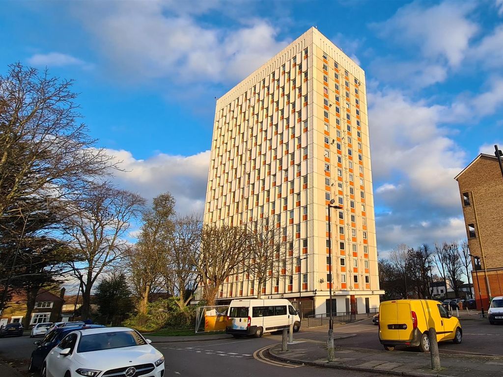 2 bed flat to rent in Cheshire House, Edmonton N18, £1,300 pcm Zoopla