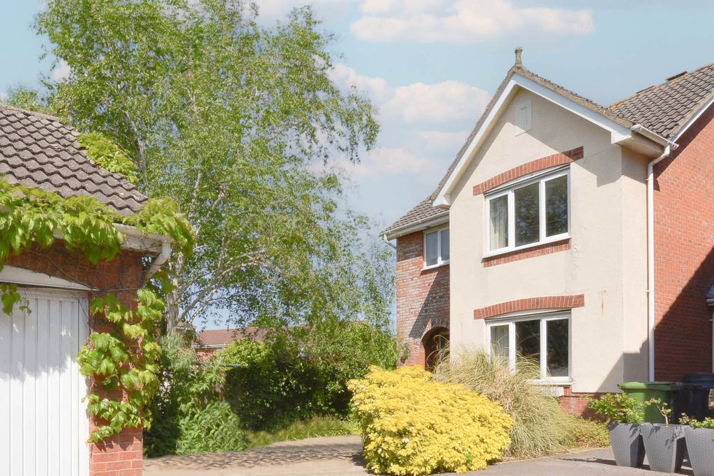 3 bed linkdetached house for sale in Foxglove Drive, Trowbridge BA14