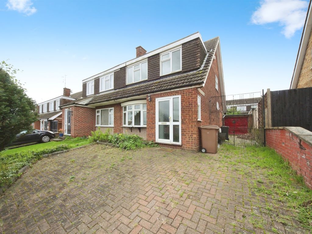 3 bed semidetached house for sale in Sudbury Road, Luton LU4, £340,000