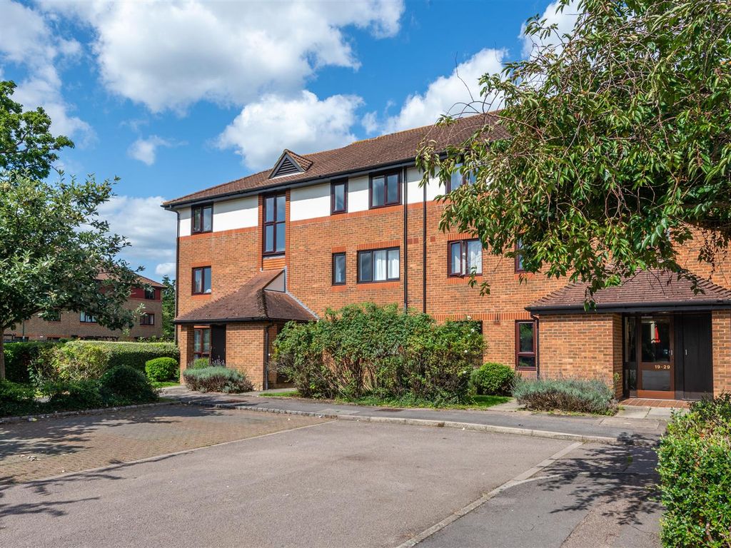 Studio to rent in Copse Lane, Horley RH6, £875 pcm Zoopla