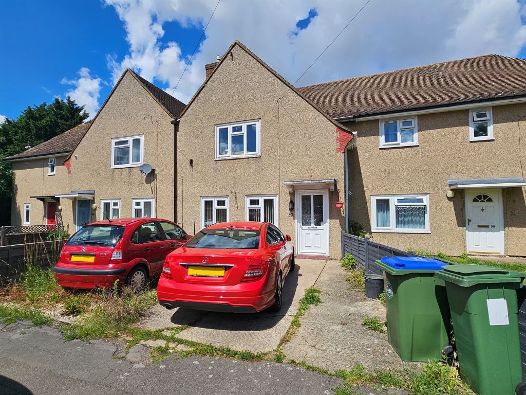 3 bed terraced house for sale in Carrington Road, Aylesbury HP21, £