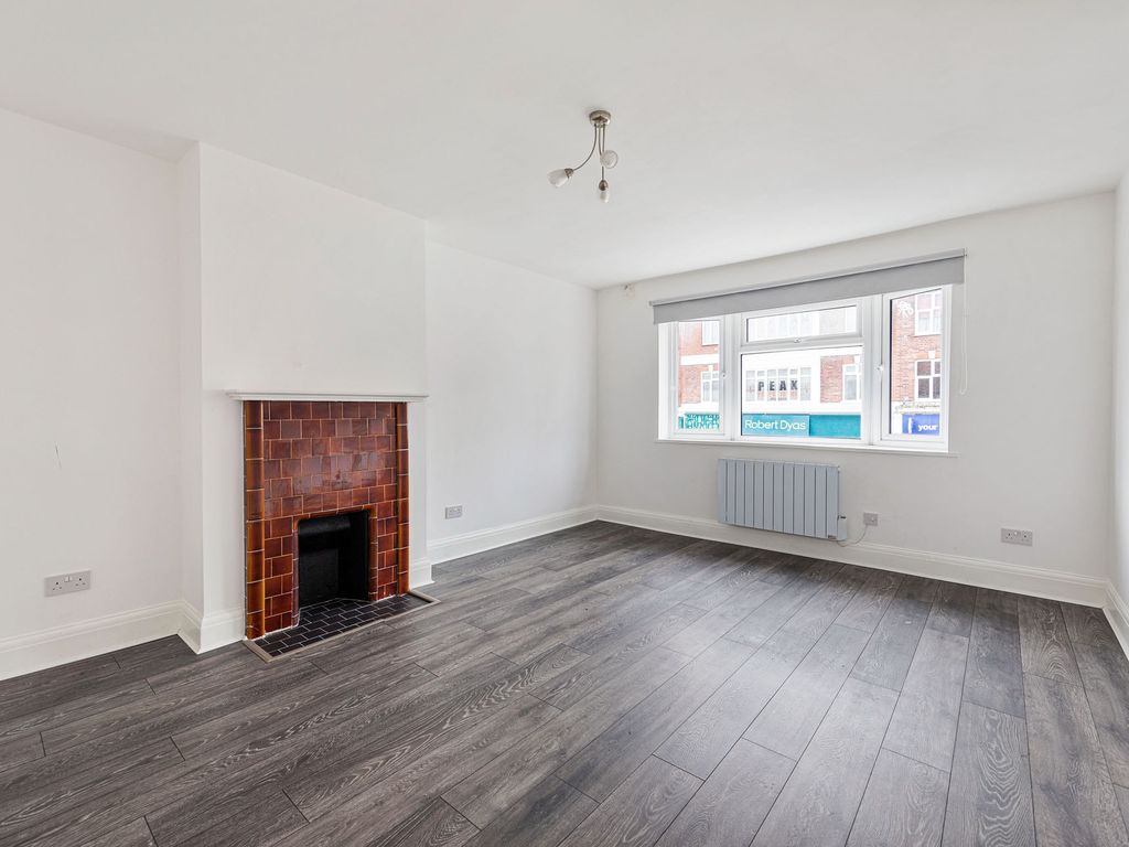 2 bed flat to rent in High Road, Loughton, Essex IG10, £1,550 pcm Zoopla