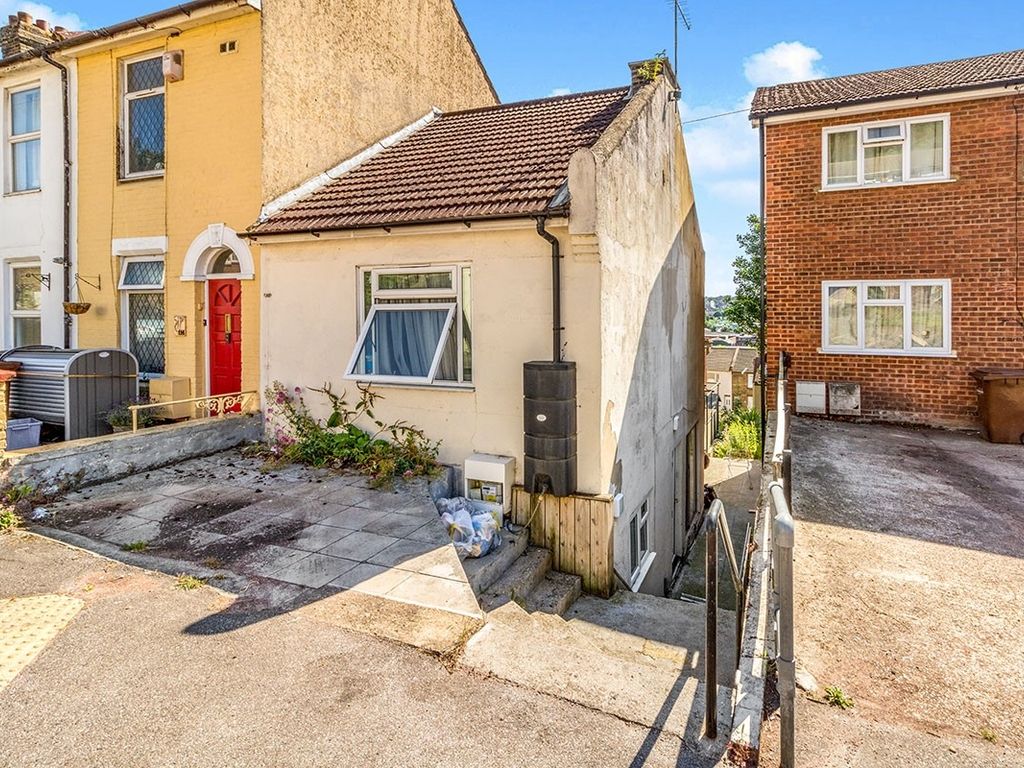 3 bed end terrace house to rent in Beacon Road, Chatham, Kent ME5, £