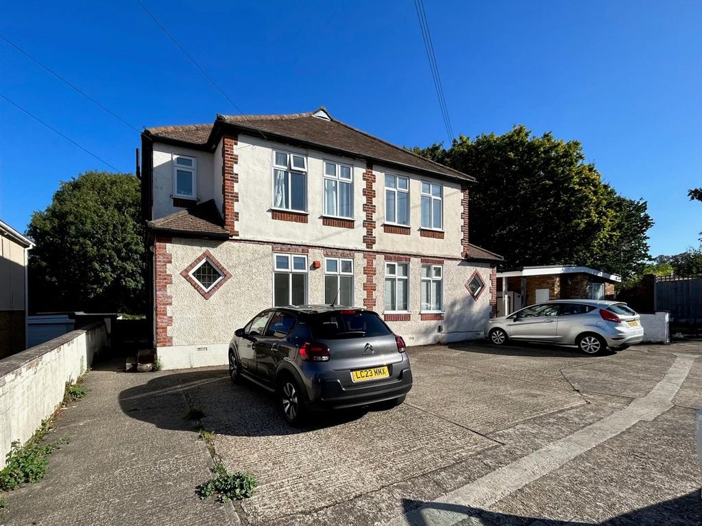 2 bed flat to rent in Austral Drive, Hornchurch, Essex RM11, £1,250 pcm