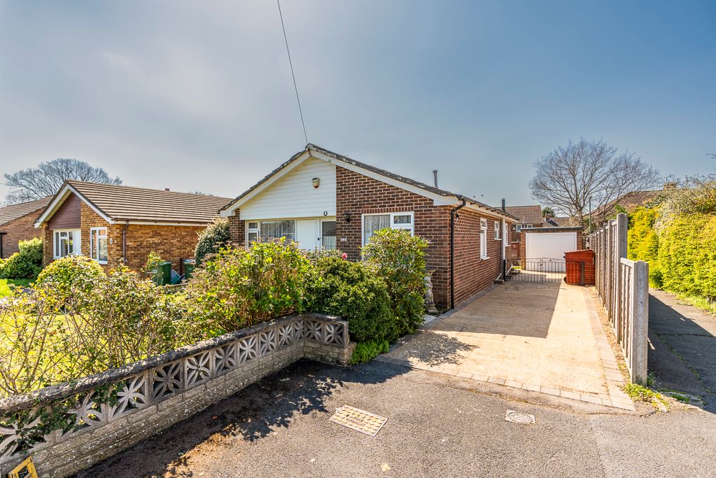 2 bed detached bungalow for sale in Ambledale, Sarisbury Green