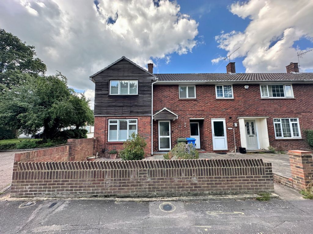 3 bed end terrace house for sale in Lindenhill Road, Bracknell