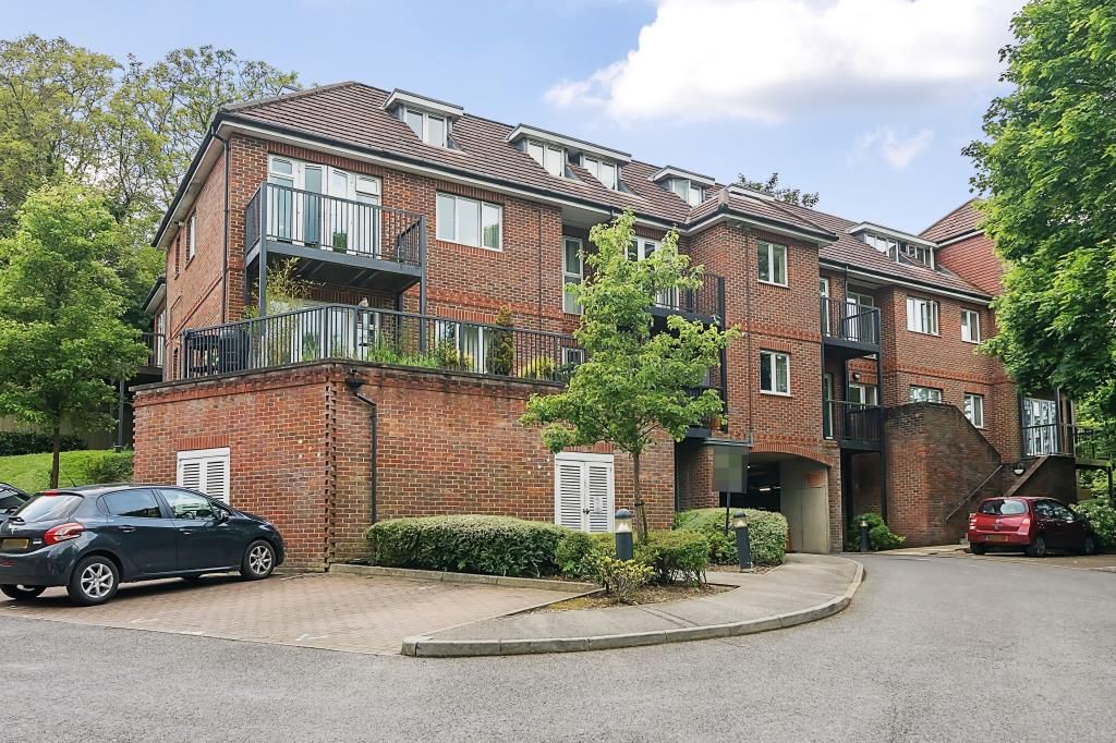 2 bed flat for sale in High Buckinghamshire HP13, £245,000