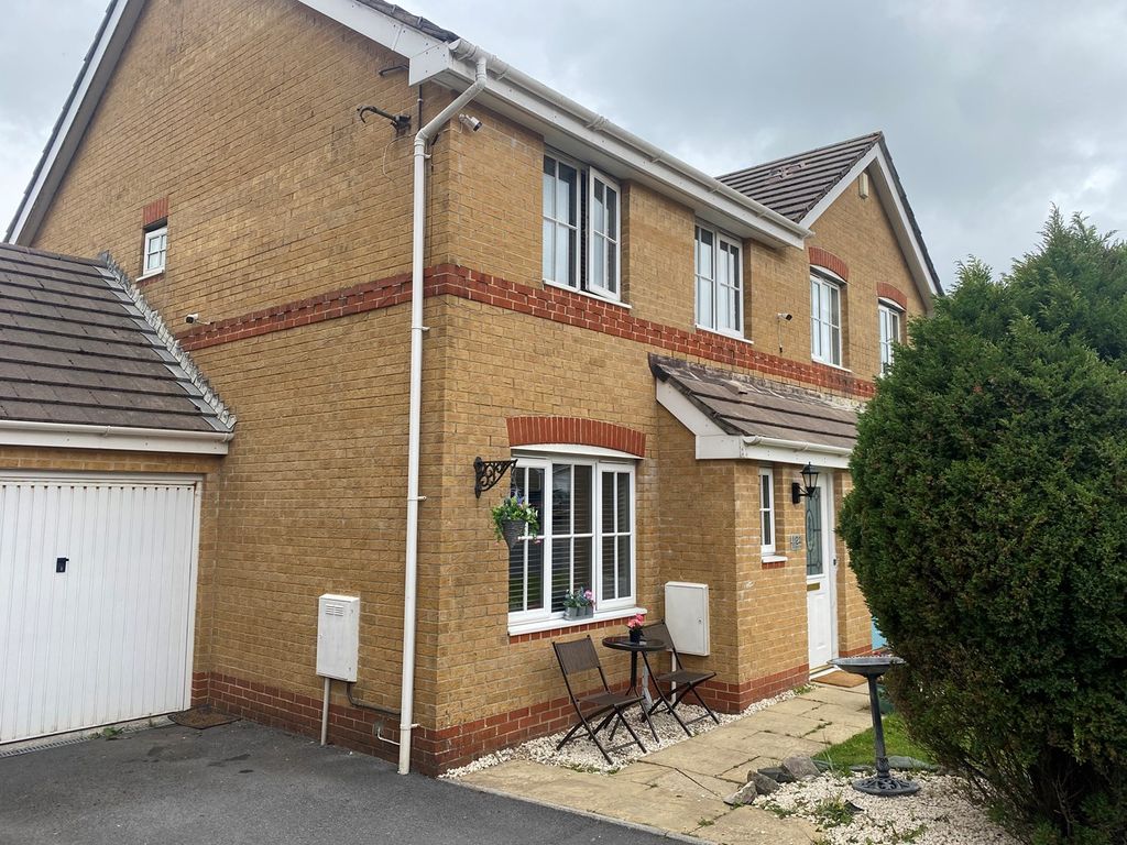 3 bed semidetached house for sale in Cae Melyn, Llangyfelach, Swansea