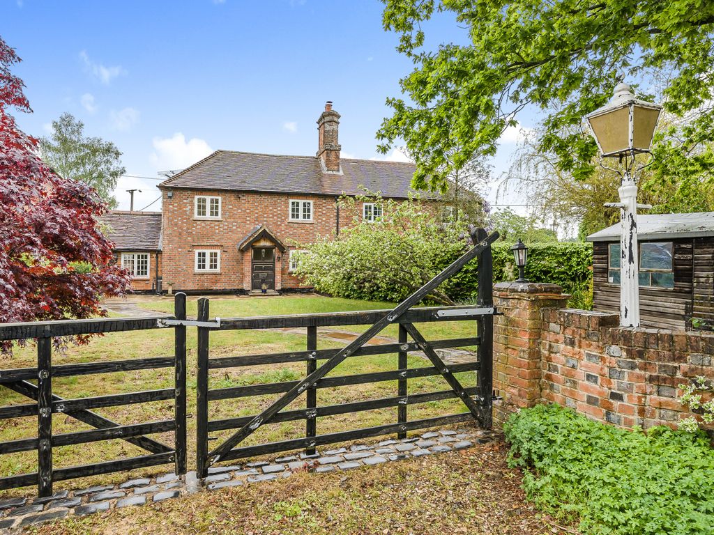 3 bed semidetached house for sale in Brimpton Common, Reading