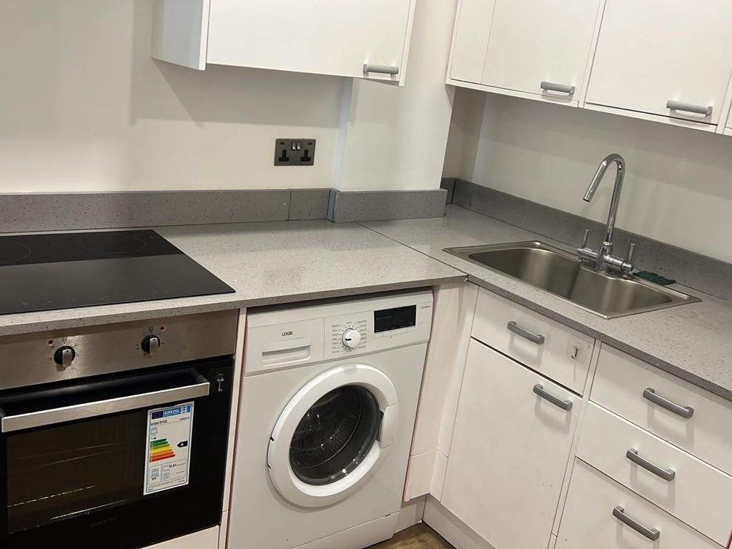 1 bed flat to rent in Sydenham Road, Croydon CR0, £1,175 pcm Zoopla