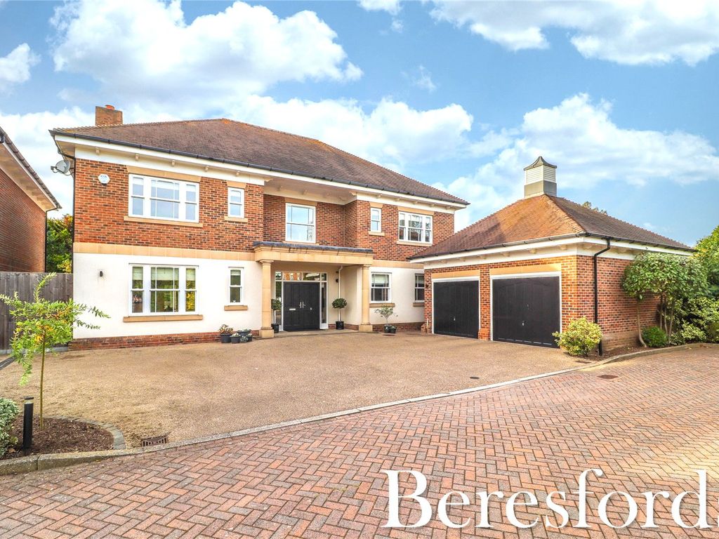 5 bed detached house for sale in Latham Place, Upminster RM14, £