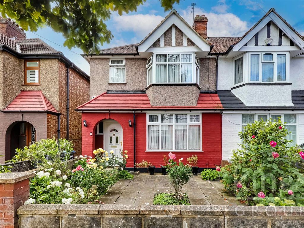 3 bed end terrace house for sale in Oaklands Avenue, Edmonton N9, £