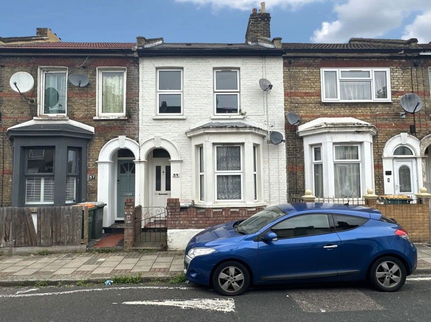 1 bed flat for sale in First Floor Flat, 59 Chesterton Terrace